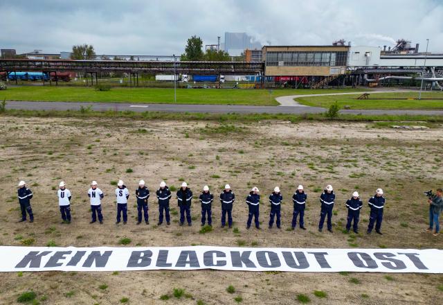 08 May 2026, Brandenburg, Schwarze Pumpe: Apprentices from the energy company LEAG take part in a rally titled "Billions for the South, Empty Promises for the East' on the construction site of a planned new gas-fired power plant in the Schwarze Pumpe industrial area, carrying a banner reading "No Blackout in the East." The company argues that Lusatia is being disadvantaged in the allocation of new gas-fired power plants, while a draft bill stipulates that around two-thirds of new capacity in the first rounds of tenders will be directed to the so-called "grid-connected South." Photo: Patrick Pleul/dpa