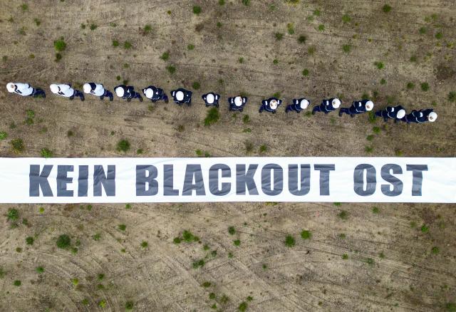 08 May 2026, Brandenburg, Schwarze Pumpe: Apprentices from the energy company LEAG take part in a rally titled "Billions for the South, Empty Promises for the East" on the construction site of a planned new gas-fired power plant in the Schwarze Pumpe industrial area, carrying a banner reading "No Blackout in the East." The company argues that Lusatia is being disadvantaged in the allocation of new gas-fired power plants, while a draft bill stipulates that around two-thirds of new capacity in the first rounds of tenders will be directed to the so-called "grid-connected South." Photo: Patrick Pleul/dpa