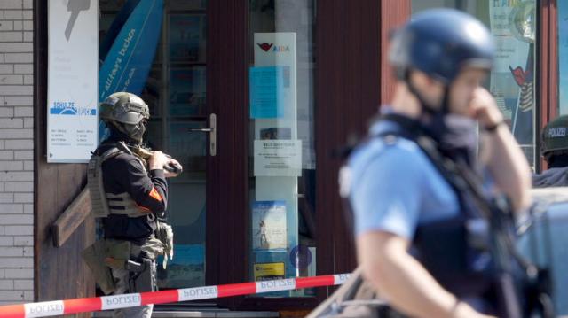 08 May 2026, Rhineland-Palatinate, Sinzig: Police officers are at the scene after a hostage situation is reported at a bank branch in Sinzig. A large contingent of emergency personnel is deployed in the Ahrweiler district following initial police reports. Photo: Thomas Frey/dpa