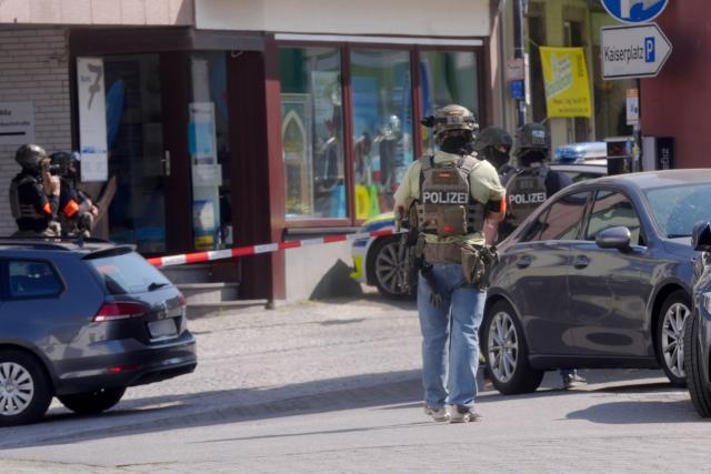 08 May 2026, Rhineland-Palatinate, Sinzig: Police officers are at the scene after a hostage situation is reported at a bank branch in Sinzig. A large contingent of emergency personnel is deployed in the Ahrweiler district following initial police reports. Photo: Thomas Frey/dpa