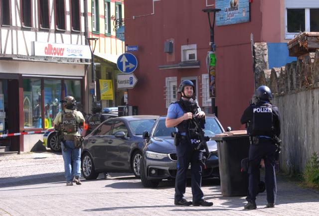 08 May 2026, Rhineland-Palatinate, Sinzig: Police officers are at the scene after a hostage situation is reported at a bank branch in Sinzig. A large contingent of emergency personnel is deployed in the Ahrweiler district following initial police reports. Photo: Thomas Frey/dpa