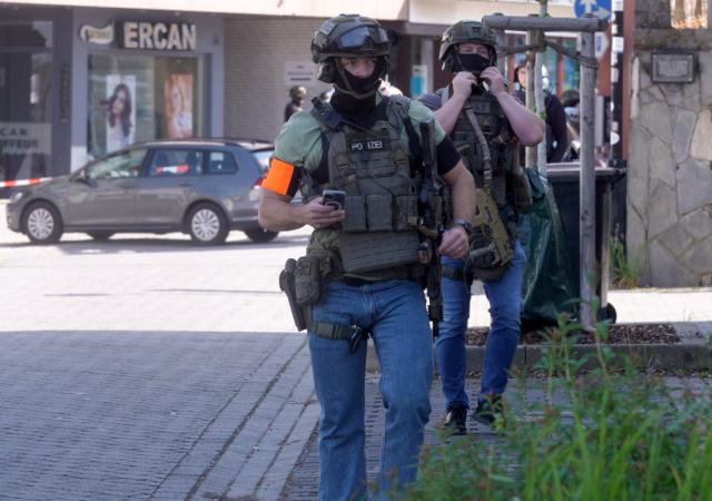08 May 2026, Rhineland-Palatinate, Sinzig: Police officers are at the scene after a hostage situation is reported at a bank branch in Sinzig. A large contingent of emergency personnel is deployed in the Ahrweiler district following initial police reports. Photo: Thomas Frey/dpa