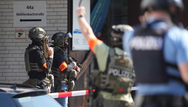 08 May 2026, Rhineland-Palatinate, Sinzig: Police officers are at the scene after a hostage situation is reported at a bank branch in Sinzig. A large contingent of emergency personnel is deployed in the Ahrweiler district following initial police reports. Photo: Thomas Frey/dpa