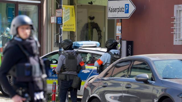08 May 2026, Rhineland-Palatinate, Sinzig: Police officers are at the scene after a hostage situation is reported at a bank branch in Sinzig. A large contingent of emergency personnel is deployed in the Ahrweiler district following initial police reports. Photo: Thomas Frey/dpa