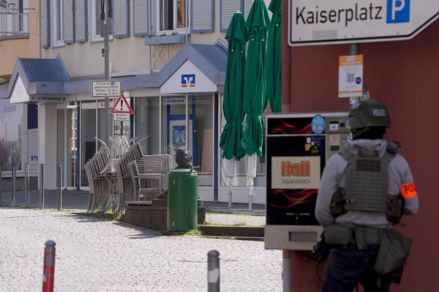 08 May 2026, Rhineland-Palatinate, Sinzig: Police officers are at the scene after a hostage situation is reported at a bank branch in Sinzig. A large contingent of emergency personnel is deployed in the Ahrweiler district following initial police reports. Photo: Thomas Frey/dpa