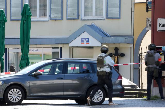 08 May 2026, Rhineland-Palatinate, Sinzig: Police officers are at the scene after a hostage situation is reported at a bank branch in Sinzig. A large contingent of emergency personnel is deployed in the Ahrweiler district following initial police reports. Photo: Thomas Frey/dpa