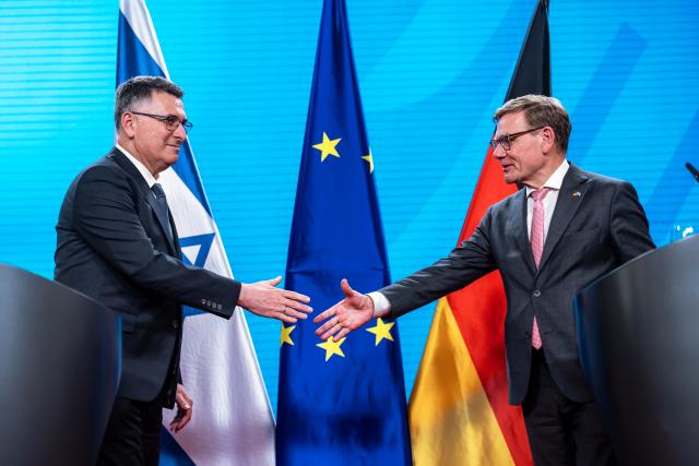FILED - 05 May 2026, Berlin: Johann Wadephul (R), German Foreign Minister, shakes hands with his Israeli counterpart Gideon Saar, during their joint press conference after their meeting in Berlin. Photo: Michael Kappeler/dpa