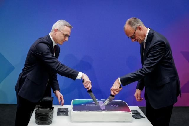 FILED - 07 May 2026, Berlin: German Chancellor Friedrich Merz (R) and Minister of Digitalization and State Modernization, Karsten Wildberger, cut a cake at an event marking the first anniversary of the ministry's founding. Photo: Kay Nietfeld/dpa
