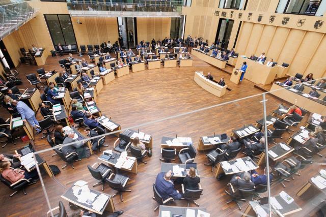 08 May 2026, Berlin: Members of the German Bundesrat attend the 1,065th session of the Bundesrat. In a surprise move, the Bundesrat did not approve the bill already passed by the Bundestag for a tax-free relief bonus of up to 1,000 euros. Photo: Carsten Koall/dpa