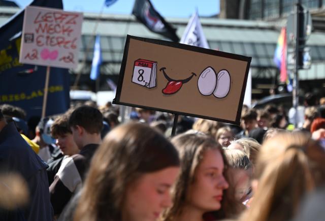 08 May 2026, Hamburg: Participants hold up banners and posters in the city center during the 'School Strike Against Conscription' demonstration. Photo: Katrin Luxenburger/dpa