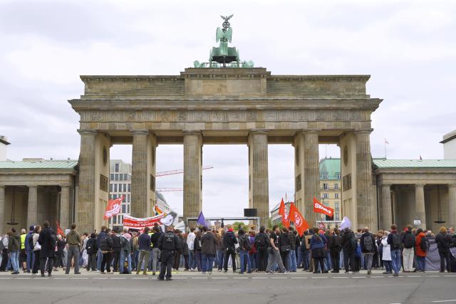 08 May 2026, Berlin: Demonstrators gather at the Brandenburg Gate in Berlin to protest against the draft. Photo: Michael Ukas/dpa