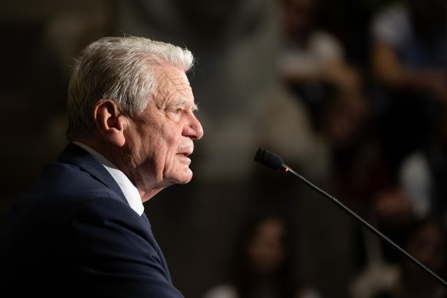 08 May 2026, Saxony, Dresden: Joachim Gauck, former President of Germany, addresses guests at a commemorative event marking the liberation from National Socialism and the end of World War II at the Saxon State Chancellery. Photo: Sebastian Kahnert/dpa