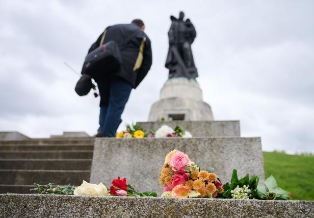 08 May 2026, Berlin: People visit the Soviet War Memorial in Treptower Park and lay red flowers in commemoration of the 81st anniversary of the liberation from Nazism. Photo: Annette Riedl/dpa