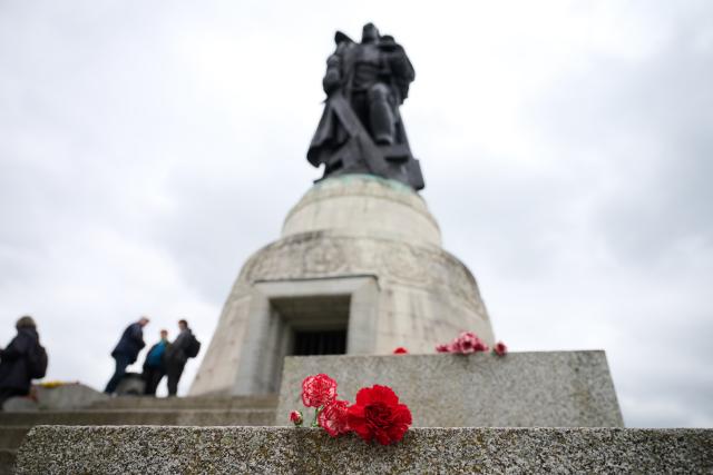 08 May 2026, Berlin: People visit the Soviet War Memorial in Treptower Park and lay red flowers in commemoration of the 81st anniversary of the liberation from Nazism. Photo: Annette Riedl/dpa