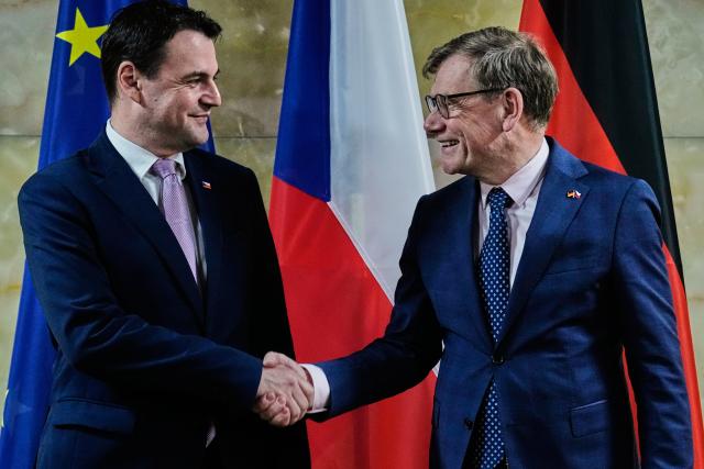 08 May 2026, Berlin: Johann Wadephul (R), Germany's Foreign Minister, welcomes Petr Macinka, Czech Republic's Foreign Minister, ahead of their talks at the Ministry of Foreign Affairs. Photo: Ebrahim Noroozi/Pool AP/dpa
