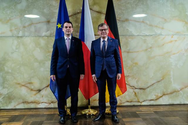 08 May 2026, Berlin: Johann Wadephul (R), Germany's Foreign Minister, welcomes Petr Macinka, Czech Republic's Foreign Minister, ahead of their talks at the Ministry of Foreign Affairs. Photo: Ebrahim Noroozi/Pool AP/dpa