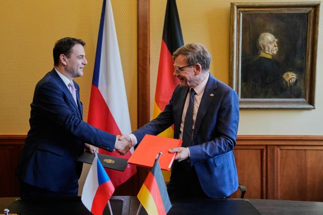 08 May 2026, Berlin: Johann Wadephul (R), Germany's Foreign Minister, and his Czech counterpart Petr Macinka shake hands after signing a joint agreement at the Federal Foreign Office in Berlin on the continuation of the German-Czech Future Fund. Photo: Ebrahim Noroozi/Pool AP/dpa