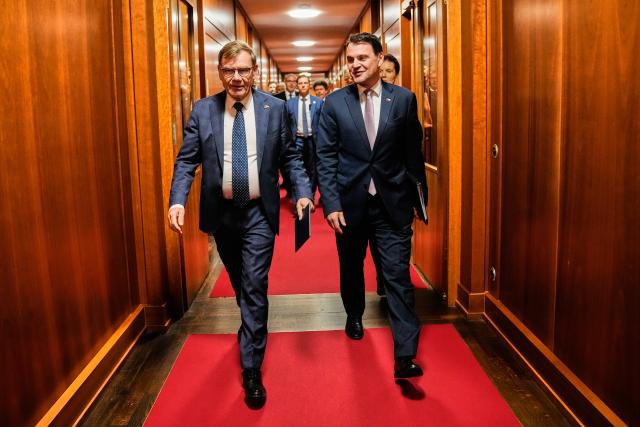 08 May 2026, Berlin: Johann Wadephul (L), Germany's Foreign Minister, welcomes Petr Macinka, Czech Republic's Foreign Minister, ahead of their talks at the Ministry of Foreign Affairs. Photo: Ebrahim Noroozi/Pool AP/dpa