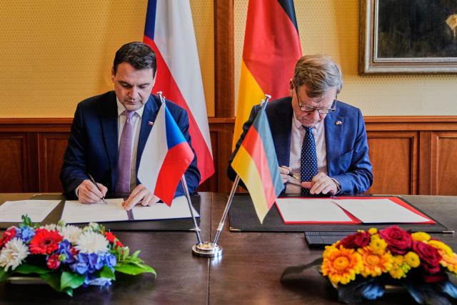 08 May 2026, Berlin: Johann Wadephul (R), Germany's Foreign Minister, and his Czech counterpart Petr Macinka signs a joint agreement at the Federal Foreign Office in Berlin on the continuation of the German-Czech Future Fund. Photo: Ebrahim Noroozi/Pool AP/dpa