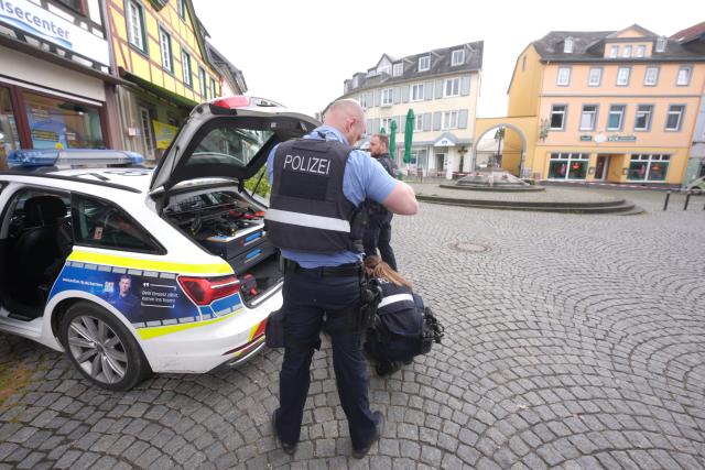 08 May 2026, Rhineland-Palatinate, Sinzig: Police officers search the scene of a hostage situation at a bank in Sinzig. Photo: Thomas Frey/dpa