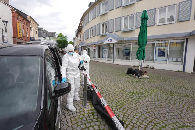 08 May 2026, Rhineland-Palatinate, Sinzig: Forensic officers search the scene of a hostage situation at a bank in Sinzig. Photo: Thomas Frey/dpa