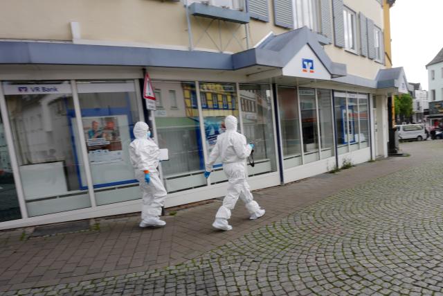 08 May 2026, Rhineland-Palatinate, Sinzig: Forensic officers search the scene of a hostage situation at a bank in Sinzig. Photo: Thomas Frey/dpa