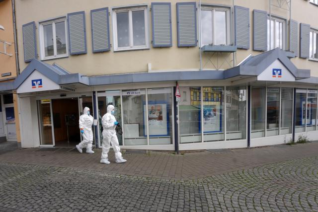 08 May 2026, Rhineland-Palatinate, Sinzig: Forensic officers search the scene of a hostage situation at a bank in Sinzig. Photo: Thomas Frey/dpa