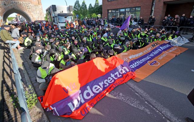 08 May 2026, Mecklenburg-Western Pomerania, Demmin: Demonstrators take part in a sit-in blockade during a counter-demonstration against a Nazi march. Every year on 8 May, the party "Die Heimat" organizes a so-called funeral march in Demmin, with protests and counter-demonstrations taking place in the town. Photo: Bernd Wüstneck/dpa