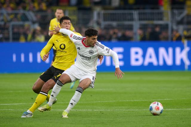 08 May 2026, Dortmund: Borussia Dortmund's Jobe Bellingham and Eintracht Frankfurt's Fares Chaibi battle for the ball during the German Bundesliga soccer match between Borussia Dortmund and Eintracht Frankfurt at the Signal Iduna Park. Photo: Bernd Thissen/dpa - IMPORTANT NOTICE: DFL and DFB regulations prohibit any use of photographs as image sequences and/or quasi-video.
