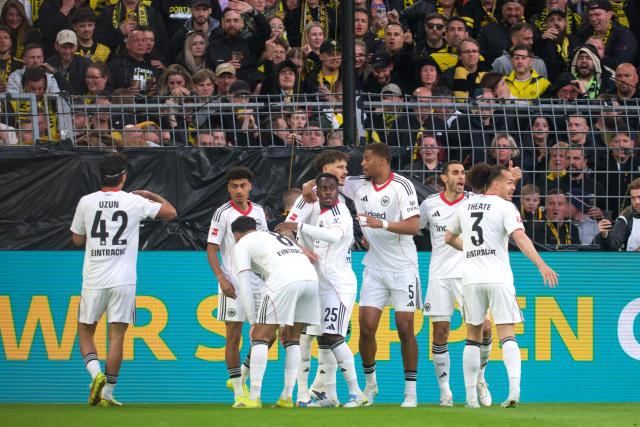 08 May 2026, Dortmund: Eintracht Frankfurt's Can Uzun (L) celebrates scoring his side's first goal with teammates during the German Bundesliga soccer match between Borussia Dortmund and Eintracht Frankfurt at the Signal Iduna Park. Photo: Bernd Thissen/dpa - IMPORTANT NOTICE: DFL and DFB regulations prohibit any use of photographs as image sequences and/or quasi-video.