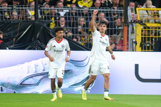 08 May 2026, Dortmund: Eintracht Frankfurt's Can Uzun (R) celebrates scoring his side's first goal during the German Bundesliga soccer match between Borussia Dortmund and Eintracht Frankfurt at the Signal Iduna Park. Photo: Bernd Thissen/dpa - IMPORTANT NOTICE: DFL and DFB regulations prohibit any use of photographs as image sequences and/or quasi-video.