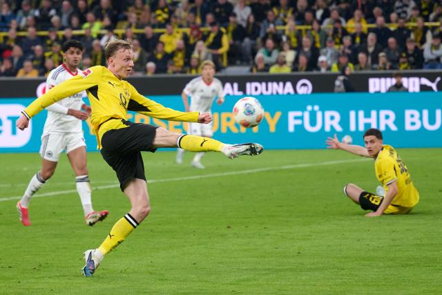 08 May 2026, Dortmund: Borussia Dortmund's Maximilian Beier in action during the German Bundesliga soccer match between Borussia Dortmund and Eintracht Frankfurt at the Signal Iduna Park. Photo: Bernd Thissen/dpa - IMPORTANT NOTICE: DFL and DFB regulations prohibit any use of photographs as image sequences and/or quasi-video.