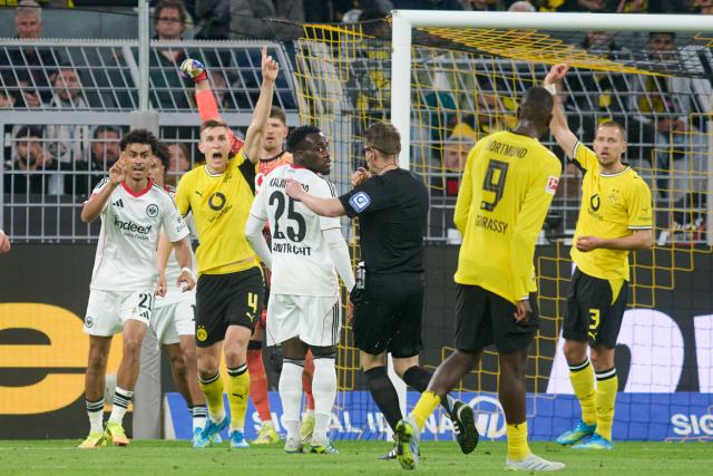 08 May 2026, Dortmund: Borussia Dortmund's Nico Schlotterbeck complains to referee Patrick Ittrich during the German Bundesliga soccer match between Borussia Dortmund and Eintracht Frankfurt at the Signal Iduna Park. Photo: Bernd Thissen/dpa - IMPORTANT NOTICE: DFL and DFB regulations prohibit any use of photographs as image sequences and/or quasi-video.