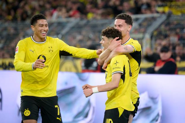 08 May 2026, Dortmund: Borussia Dortmund's Samuele Inacio celebrates scoring his side's third goal during the German Bundesliga soccer match between Borussia Dortmund and Eintracht Frankfurt at the Signal Iduna Park. Photo: Bernd Thissen/dpa - IMPORTANT NOTICE: DFL and DFB regulations prohibit any use of photographs as image sequences and/or quasi-video.