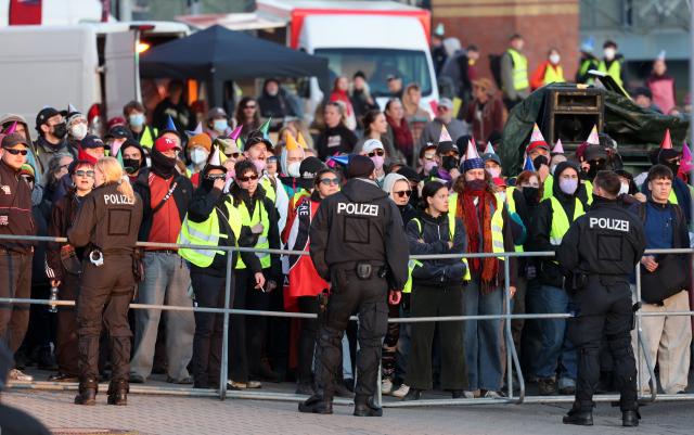 08 May 2026, Mecklenburg-Western Pomerania, Demmin: Police officers stand in front of counter-demonstrators during the the so-called funeral march by Right-wing extremists, organized by the The Homeland
(Die Heimat) party. Photo: Bernd Wüstneck/dpa