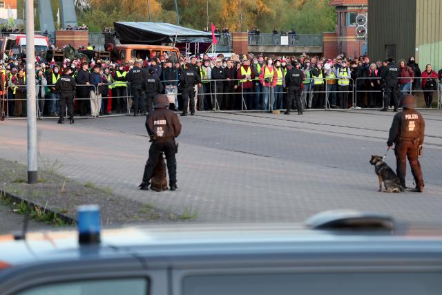08 May 2026, Mecklenburg-Western Pomerania, Demmin: Police officers stand in front of a road blockade by counter-demonstrators during the the so-called funeral march by Right-wing extremists, organized by the The Homeland
(Die Heimat) party. Photo: Bernd Wüstneck/dpa
