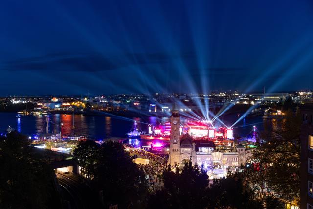 08 May 2026, Hamburg: Crowds gather at the Landungsbruecken on the opening evening of the 837th Hamburg Harbor Anniversary celebrations. Photo: Bodo Marks/dpa