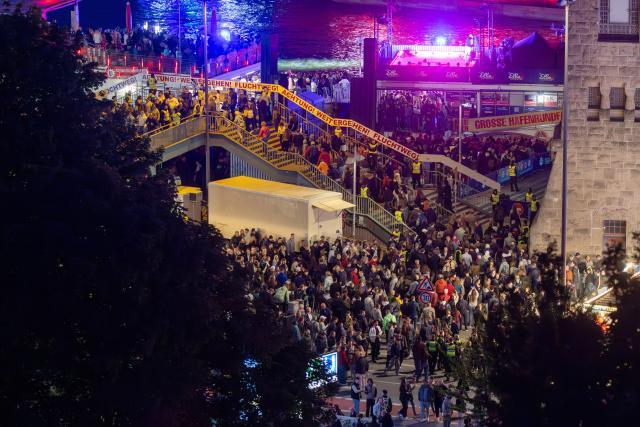 08 May 2026, Hamburg: Crowds gather at the Landungsbruecken on the opening evening of the 837th Hamburg Harbor Anniversary celebrations. Photo: Bodo Marks/dpa