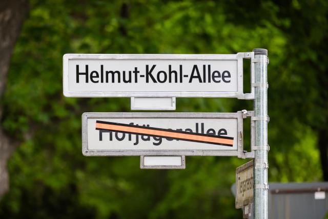 09 May 2026, Berlin: A photo shows the street sign for Helmut-Kohl-Allee at the corner of Tiergartenstrasse ahead of the inauguration ceremony for Helmut-Kohl-Allee. In accordance with a Senate resolution of September 30, 2025, Hofjaegerallee in Berlin's Mitte district is being renamed Helmut-Kohl-Allee in honor of former German Chancellor Helmut Kohl. Photo: Christoph Soeder/dpa