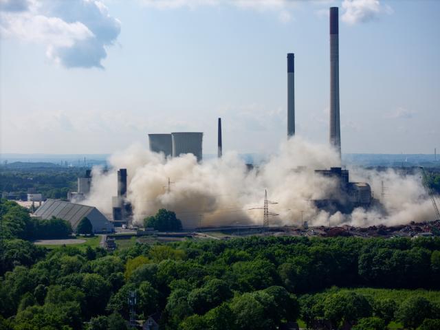 09 May 2026, North Rhine-Westphalia, Gelsenkirchen: Two cooling towers at the coal-fired power plant in Gelsenkirchen-Scholven collapse during a controlled demolition. Photo: Henning Kaiser/dpa