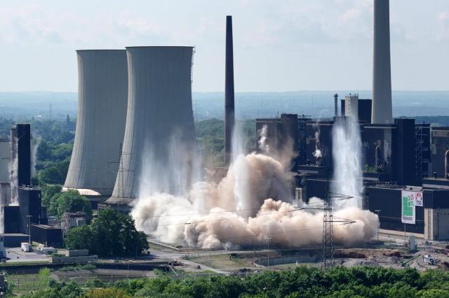 09 May 2026, North Rhine-Westphalia, Gelsenkirchen: Two cooling towers at the coal-fired power plant in Gelsenkirchen-Scholven collapse during a controlled demolition. Photo: Henning Kaiser/dpa