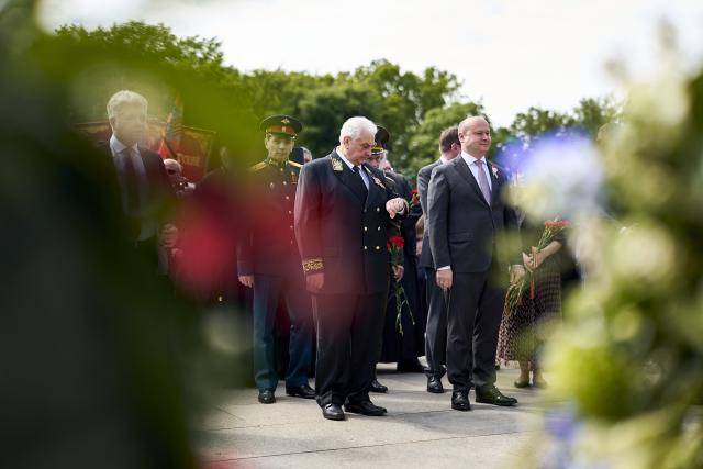 09 May 2026, Berlin: Russian Ambassador to Germany Sergei Nechayev (C) takes part in a wreath-laying ceremony at the Soviet War Memorial near the Brandenburg Gate during a memorial march honoring Soviet soldiers who died in the Second World War. Photo: Michael Ukas/dpa