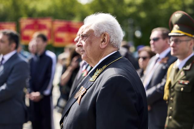 09 May 2026, Berlin: Russian Ambassador to Germany Sergei Nechayev (C) takes part in a wreath-laying ceremony at the Soviet War Memorial near the Brandenburg Gate during a memorial march honoring Soviet soldiers who died in the Second World War. Photo: Michael Ukas/dpa