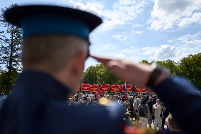 09 May 2026, Berlin: A soldier salutes during a wreath-laying ceremony at the Soviet War Memorial near the Brandenburg Gate as part of a memorial march honoring Soviet soldiers who died in the Second World War. Photo: Michael Ukas/dpa