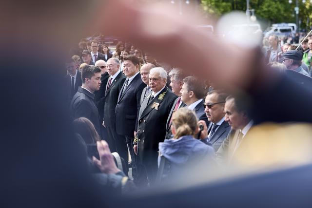 09 May 2026, Berlin: Russian Ambassador to Germany Sergei Nechayev (C) takes part in a wreath-laying ceremony at the Soviet War Memorial near the Brandenburg Gate during a memorial march honoring Soviet soldiers who died in the Second World War. Photo: Michael Ukas/dpa