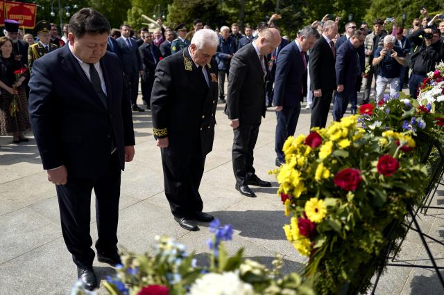 09 May 2026, Berlin: Russian Ambassador to Germany Sergei Nechayev (2nd L) takes part in a wreath-laying ceremony at the Soviet War Memorial near the Brandenburg Gate during a memorial march honoring Soviet soldiers who died in the Second World War. Photo: Michael Ukas/dpa