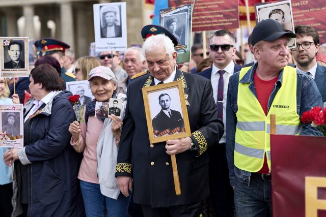 09 May 2026, Berlin: Russian Ambassador to Germany Sergei Nechayev (C) takes part in a memorial march in front of the Brandenburg Gate honoring Soviet soldiers who died in the Second World War. Photo: Michael Ukas/dpa