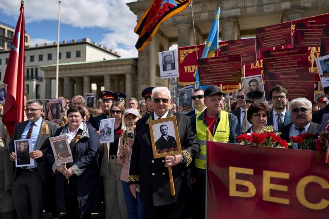 09 May 2026, Berlin: Russian Ambassador to Germany Sergei Nechayev (C) takes part in a memorial march in front of the Brandenburg Gate honoring Soviet soldiers who died in the Second World War. Photo: Michael Ukas/dpa