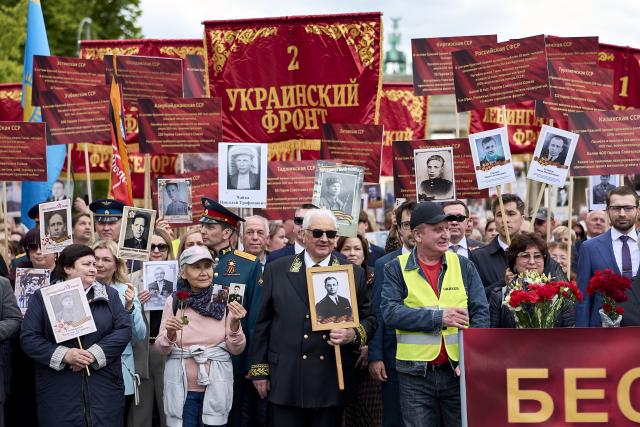 09 May 2026, Berlin: Russian Ambassador to Germany Sergei Nechayev (C) takes part in a memorial march in front of the Brandenburg Gate honoring Soviet soldiers who died in the Second World War. Photo: Michael Ukas/dpa