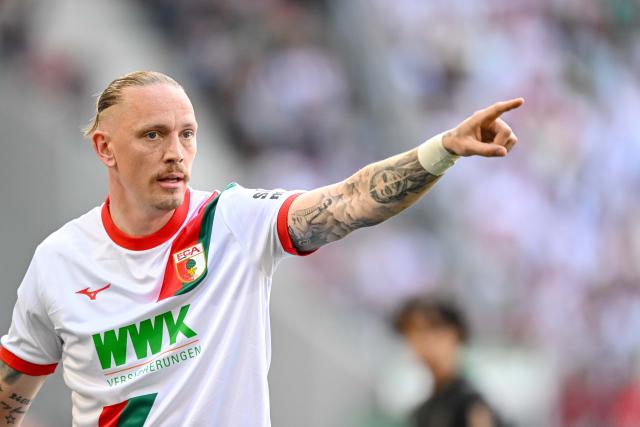 09 May 2026, Bavaria, Augsburg: Augsburg's Marius Wolf gestures during the German Bundesliga soccer match between FC Augsburg and Borussia Moenchengladbach at the WWK-Arena. Photo: Harry Langer/dpa - IMPORTANT NOTICE: DFL and DFB regulations prohibit any use of photographs as image sequences and/or quasi-video.